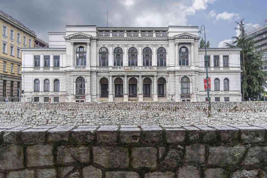 Bosnia y Herzegovina - Sarajevo 39 - Teatro Nacional de Sarajevo.jpg